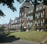 119370 Gezicht op het Bartholomeïgasthuis (Lange Smeestraat 40) te Utrecht, vanaf de Pelmolenweg.